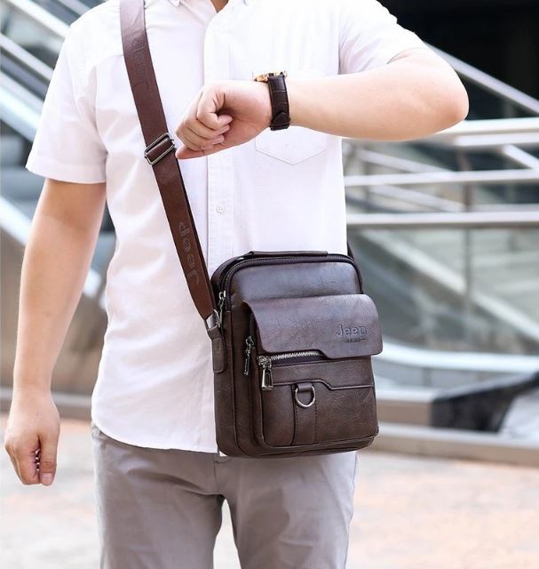 Bolsa Transversal Masculina, Bolsa Tiracolo Masculina, Bolsa Crossbody Masculina, Bolsa de Ombro Masculina, Bolsa Lateral Masculina, Bolsa Transversal para Homem, Bolsa Masculina Estilo Carteiro, Bolsa Tiracolo para Homem, Bolsa Transversal de Couro Masculina, Bolsa Pequena Masculina Transversal