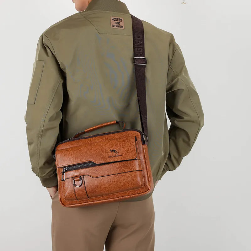 Bolsa Transversal Masculina, Bolsa Tiracolo Masculina, Bolsa Crossbody Masculina, Bolsa de Ombro Masculina, Bolsa Lateral Masculina, Bolsa Transversal para Homem, Bolsa Masculina Estilo Carteiro, Bolsa Tiracolo para Homem, Bolsa Transversal de Couro Masculina, Bolsa Pequena Masculina Transversal