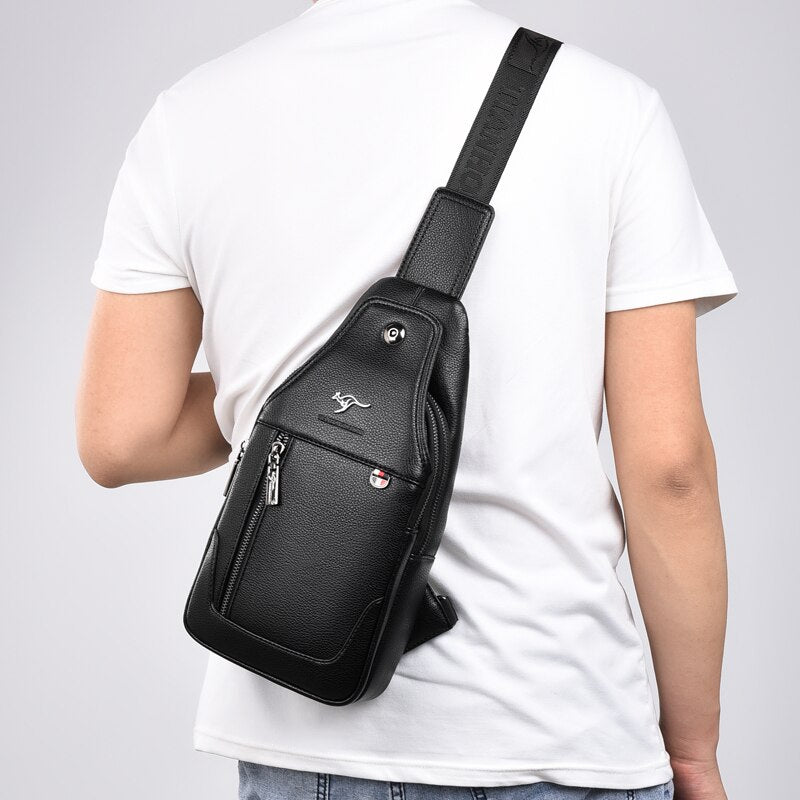 Bolsa Transversal Masculina, Bolsa Tiracolo Masculina, Bolsa Crossbody Masculina, Bolsa de Ombro Masculina, Bolsa Lateral Masculina, Bolsa Transversal para Homem, Bolsa Masculina Estilo Carteiro, Bolsa Tiracolo para Homem, Bolsa Transversal de Couro Masculina, Bolsa Pequena Masculina Transversal
